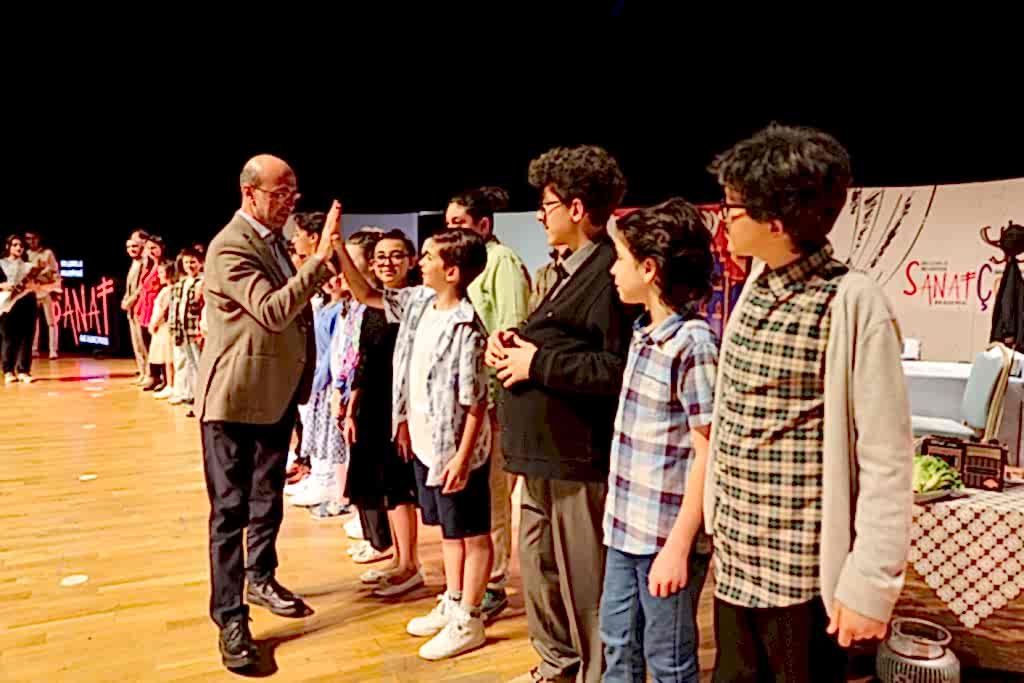 Paldır Güldür Şov kaldığı yerden devam SELÇUKLU SANAT AKADEMİSİ ÖĞRENCİLERİ MUHTEŞEM BİR TİYATRO GÖSTERİSİ DAHA SAHNELEDİ