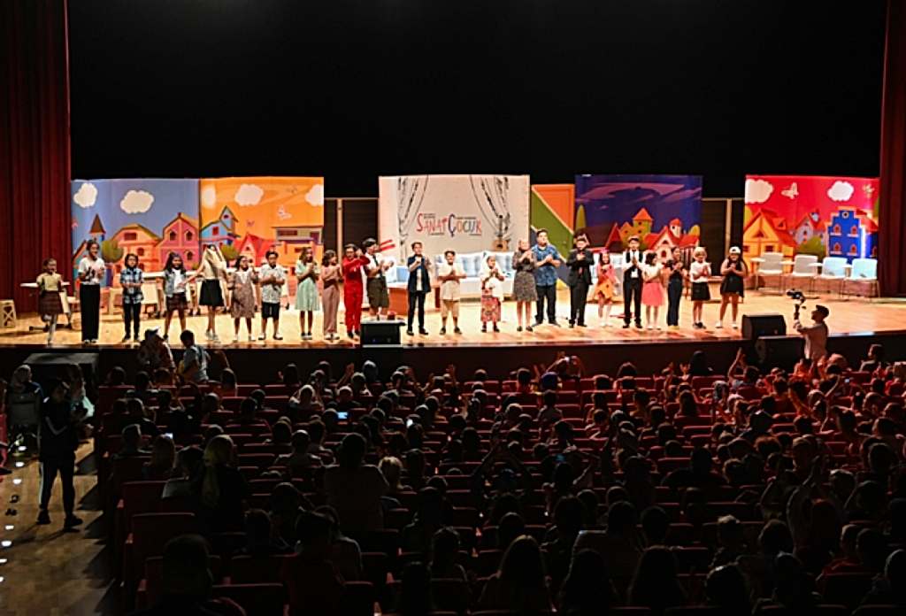 Sanat Akademisi Öğrencilerinden Tiyatro Gösterisi “PALDIR GÜLDÜR ŞOV” BÜYÜK BEĞENİ ALDI